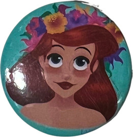 Anime Market סיכת נסיכה אריאל – סיכה צבעונית בקוטר 32 מ”מ | The Little Mermaid Pin