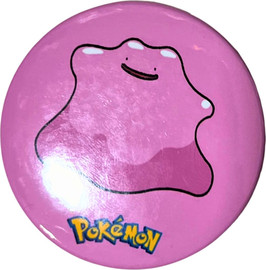 פוקימון סיכת דיטו חמודה במיוחד – ברקע ורוד | Ditto Pokémon Pin | סיכת פוקימון בגודל 58 מ״מ
