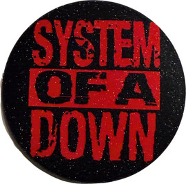Anime Market סיכת System of a Down – בגודל 58 מ״מ | סיכת להקה לאספנים ומעריצים