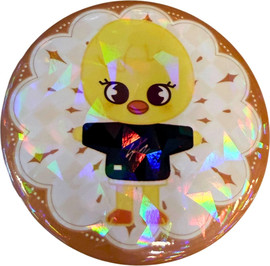 Anime Market סיכת SKZOO BbokAri – עיצוב Felix מ־Stray Kids | סיכה מנצנצת 58 מ״מ — סיכה ראשונה
