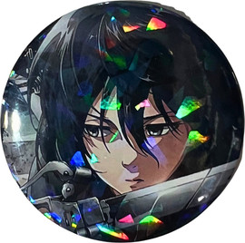 Anime Market סיכת מיקאסה אקרמן בתלבושת הקלאסית – Attack on Titan | סיכת אספנות מנצנצת 58 מ”מ — שני