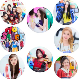 Anime Market סט סיכות BABYMONSTER – 6 הבנות מהשיר המפורסם | גודל 58 מ״מ — סיכה בודדת לבחירה ( לפי המלאי הקיים )