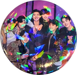 Anime Market סיכת BTS – סיכה הולוגרפית מנצנצת 58 מ״מ