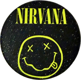 Anime Market סיכת Nirvana לוגו סמיילי – סיכה מנצנצת 58 מ״מ | אקססורי רוק קלאסי