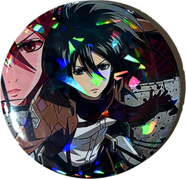 Anime Market סיכת מיקאסה אקרמן בתלבושת הקלאסית – Attack on Titan | סיכת אספנות מנצנצת 58 מ”מ — ראשון