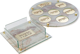 הכל כלול סט פסח הכולל צלחת מצה צלחת ליל הסדר עשויים זכוכית גוון שיש עם 22×22×7.5 ס״מ | 35×35×3 ס״מ — דגם VICENZA