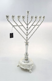 הכל כלול חנוכייה בגימור מוכסף, 52 ס״מ