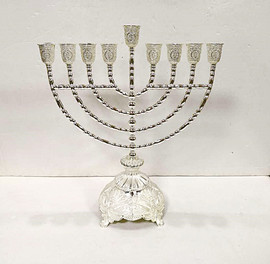הכל כלול חנוכייה בגימור מוכסף, 40 ס״מ – דגם 2