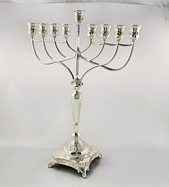 הכל כלול חנוכייה בגימור מוכסף, 46 ס״מ