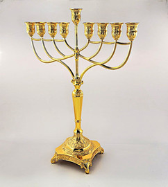 הכל כלול חנוכייה בגימור מוזהב, 46 ס״מ