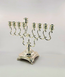 הכל כלול חנוכייה בגימור מוכסף, 30 ס״מ – דגם 2