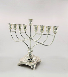 הכל כלול חנוכייה בגימור מוכסף, 31 ס״מ