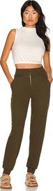 Alo Yoga גופיית Alo Yoga לנשים דגם Alolux Soho Mock Neck
