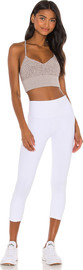 Alo Yoga חזיית ספורט Alo Yoga לנשים דגם Alosoft Lavish