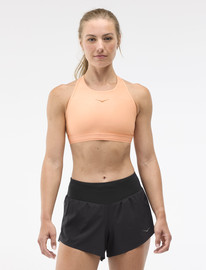 Hoka HOKA W HUPANA SPORTS BRA REMOVABLECUP - גוזיית ספורט הוקה לנשים בצבע כתום חיוור