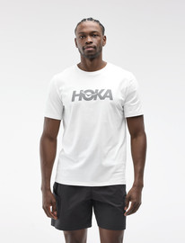 Hoka HOKA CORE LOGO CTN SS TEE - חולצה קצרה הוקה לגברים בצבע לבן