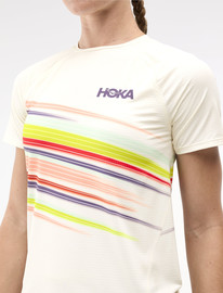 Hoka HOKA W RACE DAY SHORT SLEEVE - חולצת ספורט הוקה לנשים בצבע אלבסטר פלייר