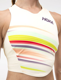 Hoka HOKA W RACE DAY CROP BRA - גוזיית ספורט הוקה לנשים בצבע אלבסטר פלייר