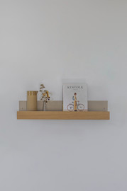 COLLECTIE PLANK מדף מתכת עם חזית עץ אלון מעוצב בצבע חול