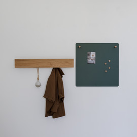 COLLECTIE KORA HANGERS מתלה מתכת עם חזית עץ מעוצב לקיר בצבע חלודה ברוחב של 80 ס"מ