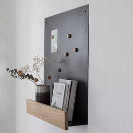 COLLECTIE PLANK לוח למגנטים 65x60 עם מדף וחזית עץ בצבע פחם