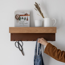 COLLECTIE מתלה עם מדף - PLANK HANGER בצבע חלודה