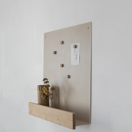 COLLECTIE PLANK לוח למגנטים 65x60 עם מדף וחזית עץ בצבע חול
