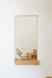 COLLECTIE PLANK מראת קיר עם מדף וחזית עץ אלון בצבע חול
