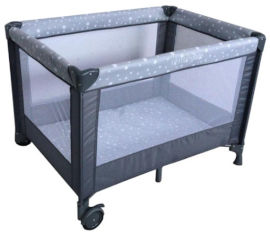 Baby Safe לול קמפינג / מיטה ניידת SIMPLY 2 לתינוק עם גלגלים וכילה - אפור כוכבים