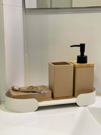 1item סט אמבטיה בז' בשילוב עץ במבוק
