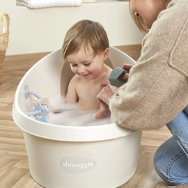 Shnuggle אמבטיה גדולה לפעוט יושב או עומד עם ציפוי גב גומי ומונעי החלקה מסדרת ECO הידידותית לסביבה