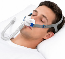 PhysioMed מסכת כריות אף CPAP אוניברסלית לדום נשימה בשינה – כולל רצועת ראש ו-3 זוגות סיפאפ סיליקון (S/M/L)