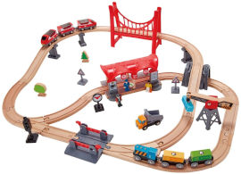 HAPE סט רכבת העיר הגדולה מעץ עם גשר, מנוף ומגוון אביזרים 51 חלקים