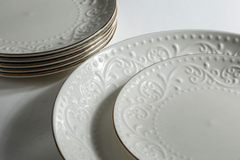 B-DECOR סט עוגה פורצלן NEW BONE CHINA לבן עם עיטור מובלט ופס זהב