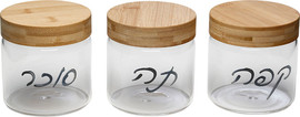B-DECOR סט תה קפה סוכר זכוכית 13.5 ס״מ – כיתוב בעברית ומכסי עץ