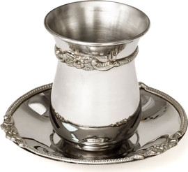 DREAM CHEF כוס קידוש QUEENAN NICKEL מעוצב באיכות גבוהה, בעל מראה רך, נקי ואלגנטי.