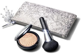 MAC HOLIDAY קיט פנים המיכל שימר ומברשת באריזה חגיגית