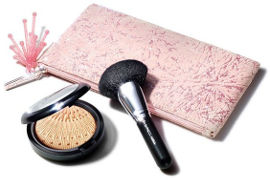 MAC HOLIDAY קיט פנים המיכל שימר ומברשת באריזה חגיגית