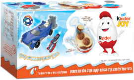 קינדר ג'וי עם הפתעה כחול כדורי וופל על מצע קרם אגוזים וקקאו וקרם חלב