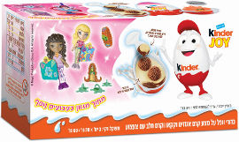 קינדר ג'וי עם הפתעה ורוד כדורי וופל על מצע קרם אגוזים וקקאו וקרם חלב