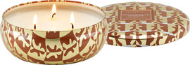 VOLUSPA נר ריחני בקופסת פח עם 3 פתילים - Gingerbread Chalet