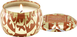 VOLUSPA נר ריחני בקופסת פח 113 גרם - Gingerbread Chalet