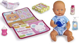 Nenuco ערכת בובת תינוק עושה פיפי עם קיט החלפת חיתול 6 חלקים