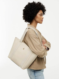 TOMMY HILFIGER תיק טומי הילפיגר Modern TH Monogram Buckle Leather נשים - טומי הילפיגר - Beige