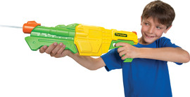Buzz Be Toys רובה מים 'החובט' עם טווח ירי של 9 מטר ומיכל גדול במיוחד